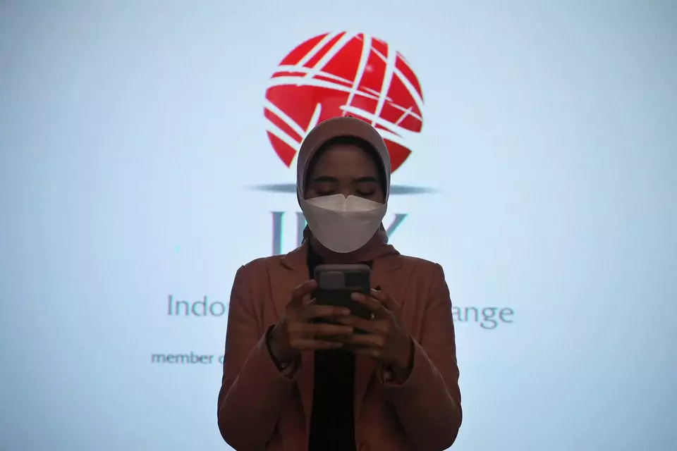 Investor berada di depan layar pergerakan saham, Bursa Efek Indonesia, Jakarta. (Ilustrasi/B-Universe Photo/David Gita Roza)