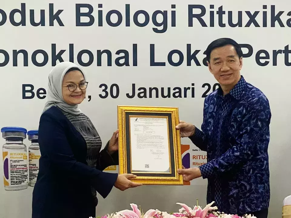 Kepala BPOM Penny K Lukito secara simbolis menyerahkan sertifikat izin edar produk antibodi monoklonal kepada Direktur Utama Kalbe Farma Tbk, Vidjongtius 