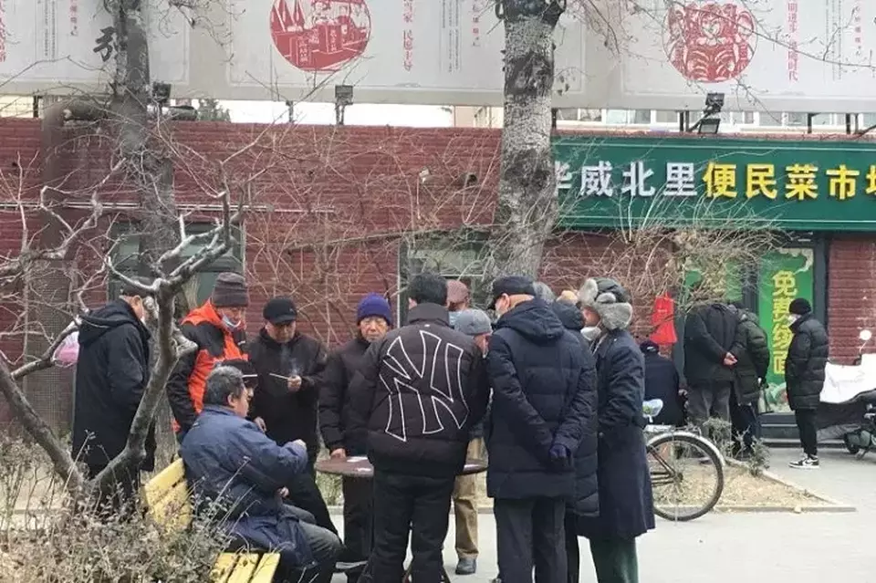 Sejumlah warga berusia lanjut melakukan aktivitas di luar rumah dengan bermain mahjong di Taman Panjiayuan, Beijing, Tiongkok pada 12 Januari 2023, seiring dengan pelonggaran protokol kesehatan antipandemi Covid-19. (Foto: ANTARA/M. Irfan Ilmie)