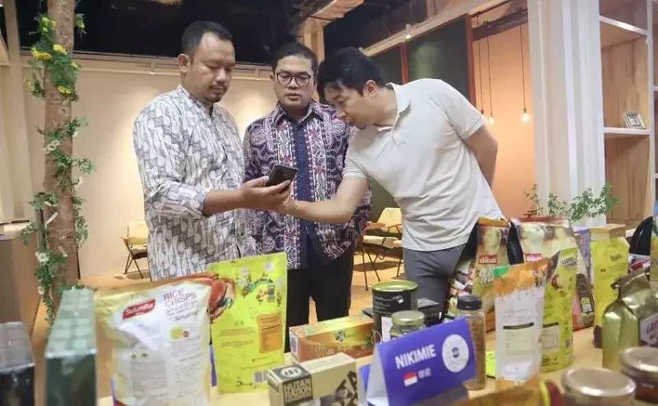CEO Overseas Prominent Brand Steven Hou (kanan) menunjukkan platform e-dagang yang berisi produk-produk unggulan UMKM Indonesia Konsul Ekonomi KJRI Guangzhou Adhi Kawidastra (kiri) dan Wakil Kepala Kantor Perwakilan Bank Indonesia (BI) Beijing Firman Hidayat di ruang pajang Canton Fair, Guangzhou, Tiongkok pada 27 September 2022. Sampai saat ini sudah ada 30 UMKM Indonesia yang berhasil memasukkan produk unggulannya ke pasar China yang difasilitasi oleh BI Beijing, KJRI Guangzhou, dan OPB selaku perusahaan agregator yang bermarkas di Canton Fair. (Foto: ANTARA/M. Irfan Ilmie)
