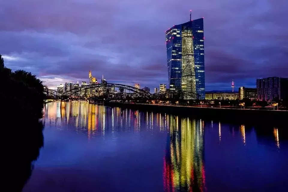 Bank Sentral Eropa (ECB) di sungai Main di Frankfurt, Jerman pada 6 Oktober 2021. (Foto: AP/Michael Probst, file)