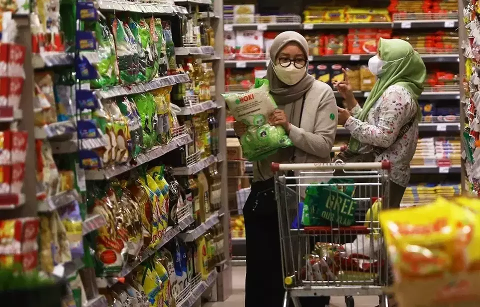Warga berbelanja kebutuhan pokok di supermarket. (B-Universe Photo/Mohammad Defrizal)