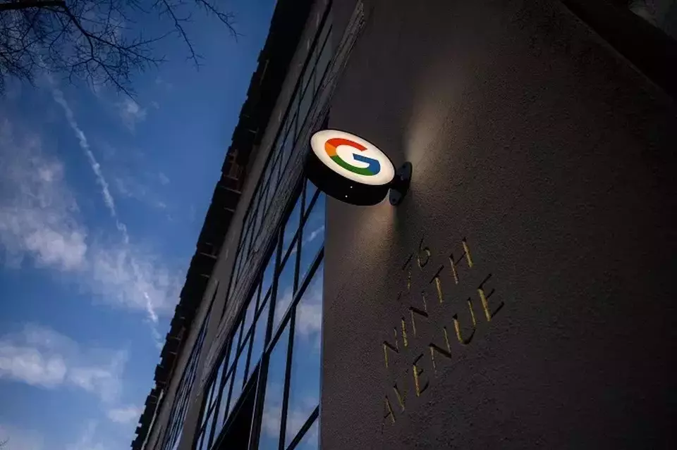 Logo google terlihat ketika anggota Alphabet Workers Union (CWA) mengadakan rapat umum di luar kantor Google sebagai tanggapan atas PHK baru-baru ini di New York, Amerika Serikat (AS) pada 2 Februari 2023. Perusahaan induk Google, Alphabet, mengumumkan pada bulan Januari akan memangkas sekitar 12.000 pekerjaan secara global, mengutip realitas ekonomi yang berubah. (Foto: Ed JONES / AFP)