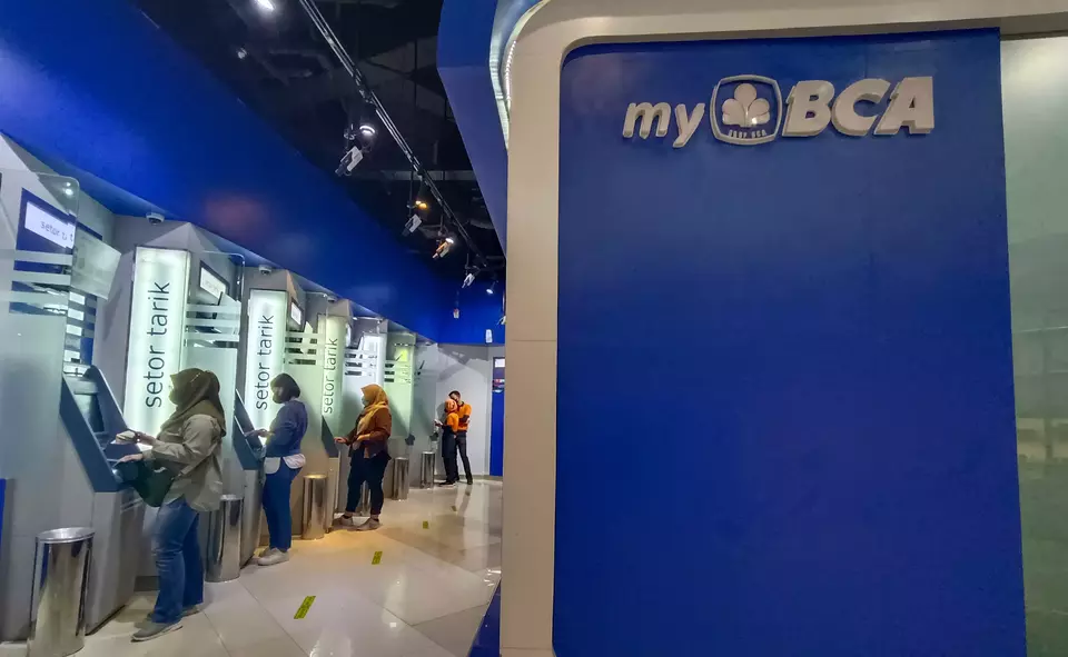 Nasabah melakukan transaksi menggunakan mesin anjungan tunai mandiri (ATM) BCA di sebuah pusat perbelanjaan di Jakarta. (B-Universe Photo/Mohammad Defrizal)
