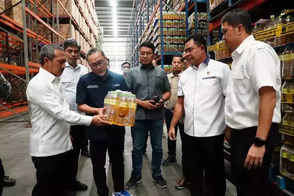 Menteri Perdagangan (Mendag) Zulkifli Hasan meninjau gudang penyimpanan Minyakita PT Bina Karya Prima di Marunda, Jakarta Utara, Selasa (07/02/2023). Foto: Kemendag