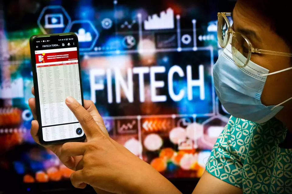 Karyawan mengakses informasi perusahaan fintech lending yang terdaftar di Otoritas Jasa Keuangan (OJK). (Dok. B-Universe Photo)