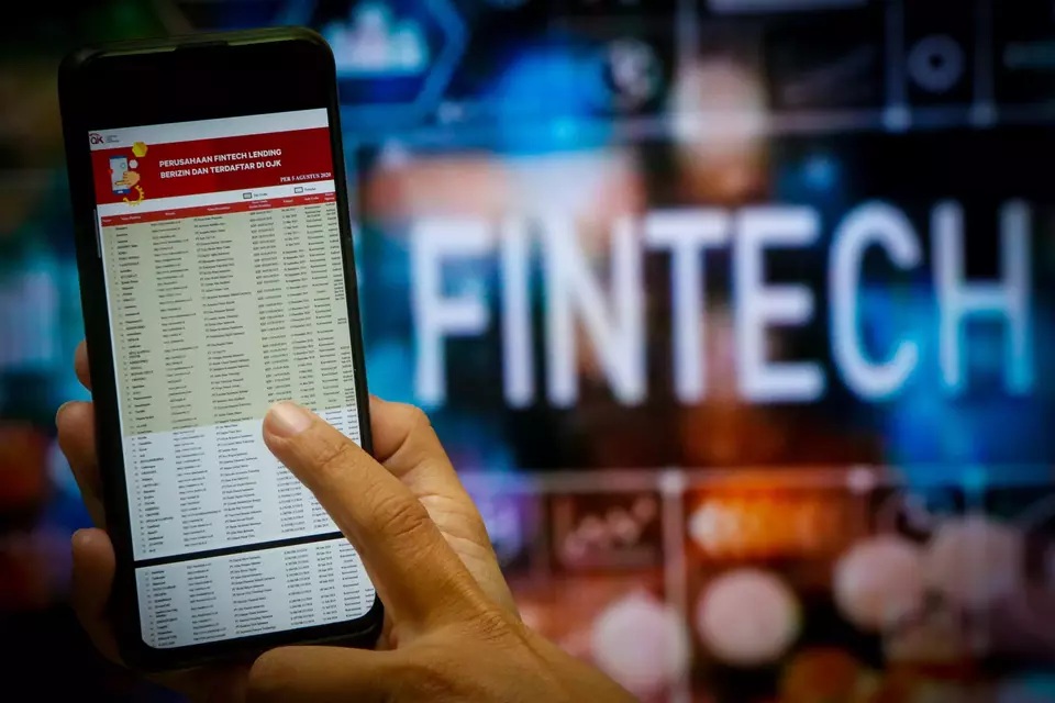 Foto ilustrasi. Karyawan mengakses informasi perusahaan fintech p2p lending yang terdaftar di Otoritas Jasa Keuangan (OJK). (Dok. B-Universe)