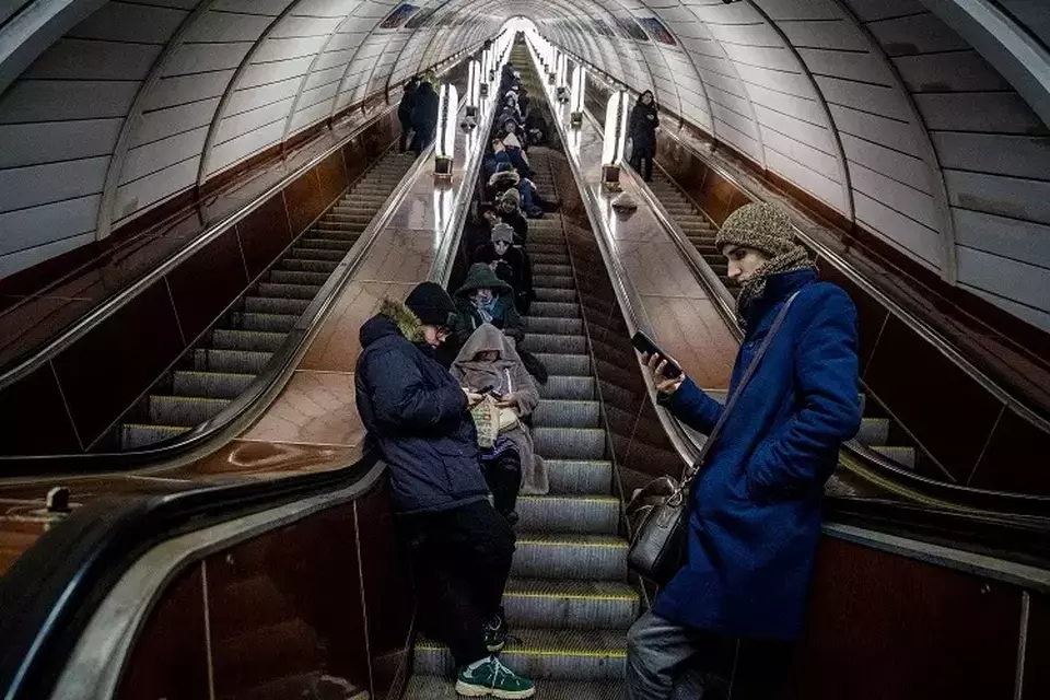 Warga berlindung di stasiun metro saat alarm serangan udara di Kyiv, ibu kota Ukraina pada 10 Februari 2023 di tengah serangan Rusia ke Ukraina. (Foto: Dimitar DILKOFF/AFP)