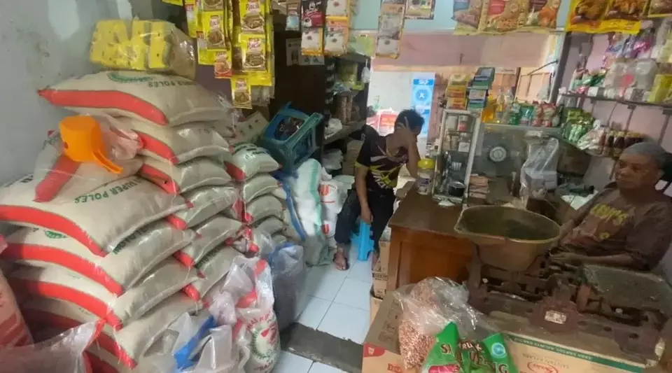 Pedagang beras di Pasar Puri, Pati, Jateng, pada Minggu (12/02/2023). Pedagang mengeluh tingginya harga beras menyebabkan penjualan sepi, 