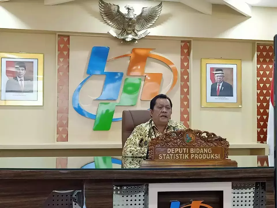  Deputi Bidang Statistik Produksi BPS Habibullah dalam konferensi pers secara hibrida di Kantor BPS, Jakarta pada Rabu (15/02/2023).