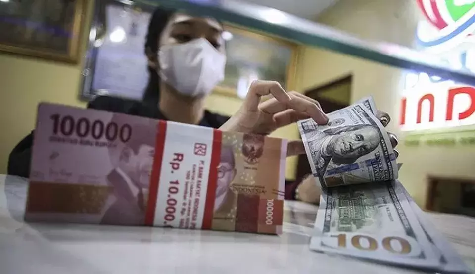 Petugas menghitung pecahan 100 dolar Amerika Serikat (AS) di jasa penukaran uang asing Dolar Indo, Melawai, Jakarta pada 28 September 2022. (Foto: ANTARA FOTO/Rivan Awal Lingga/rwa/pri)