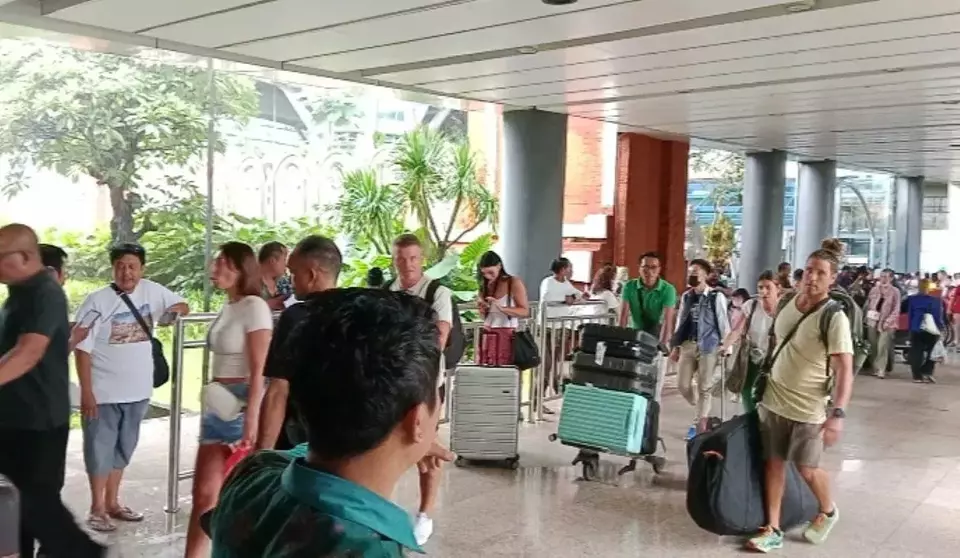Aktivitas penumpang pesawat di terminal kedatangan Internasional Bandara Ngurah Rai, Bali, Sabtu (18/2/2023).