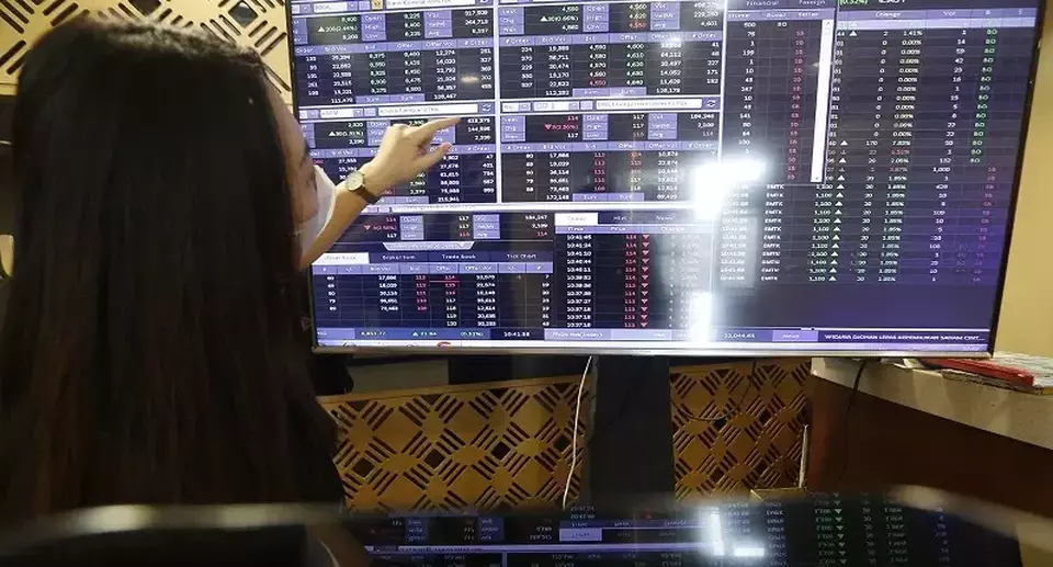 Investor melihat pergerakan saham di Bursa Efek Indonesia (BEI), Jakarta. (B-Universe Photo/David Gita Roza)