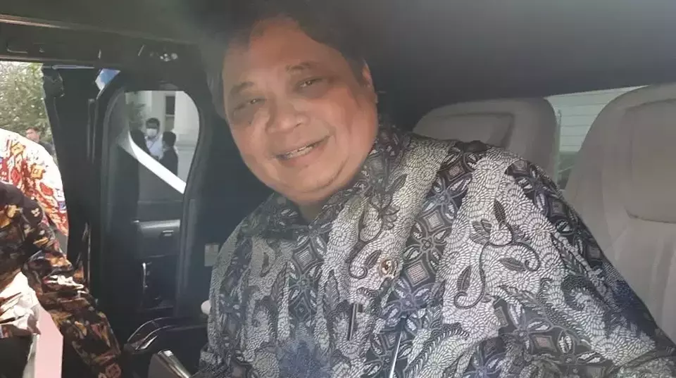 Menteri Koordinator Bidang Perekonomian sekaligus Ketua Umum Partai Golkar Airlangga Hartarto usai rapat terbatas di Istana Kepresidenan Jakarta, Senin (20/2/2023).