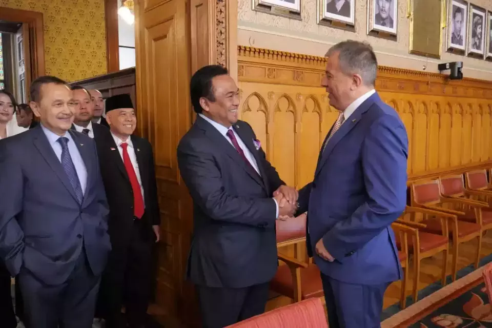 Wakil Ketua DPR RI Bidang Korinbang, Rachmat Gobel bersama sejumlah delegasi parlemen Indonesia bertemu dengan wakil ketua DPR Hungaria, Olah Lajos, untuk menjelaskan menjelaskan tentang pembangunan Ibu Kota Negara (IKN) baru di Kalimantan.