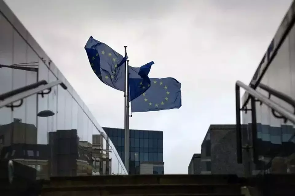 Bendera Uni Eropa terlihat di luar Komisi Eropa di Brussel, Belgia pada 6 Januari 2023. (Foto: ANTARA/Xinhua/Zheng Huansong)
