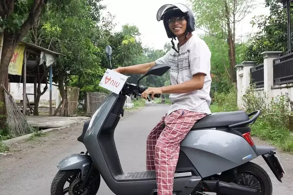 Abdul Wahid Shafauzadi, asal Situbondo, Jawa Timur, pemenang hadiah Motor Listrik NIU Gova 03 pada kompetisi video peringatan satu dekade perjalanan transformasi SIG, #DiUmurkuHariIni Video Challenge. (Ist)