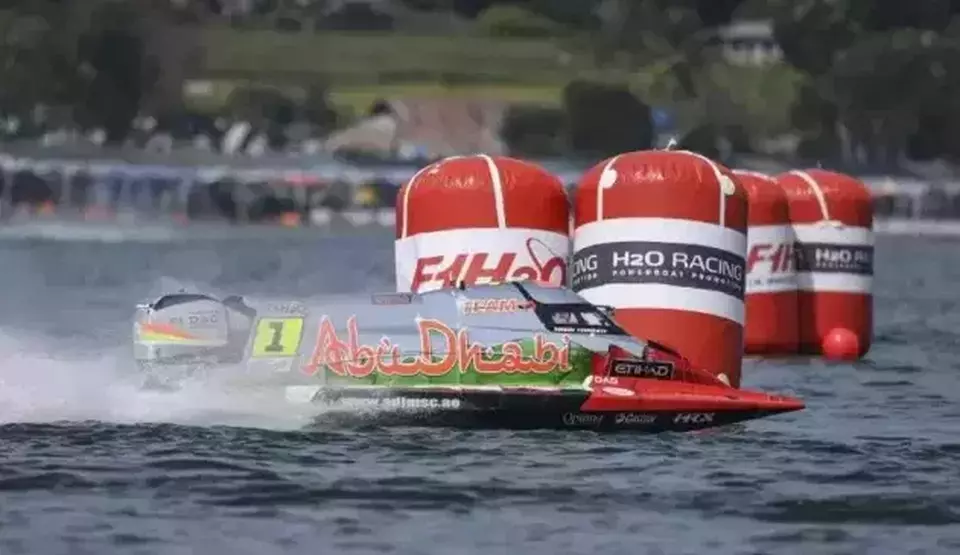 Pembalap tim Abu Dhabi, Shaun Torrente memacu perahu motornya saat mengikuti latihan bebas putaran pertama Kejuaraan Dunia Perahu Motor F1 Powerboat (F1H2O) 2023 di Danau Toba, Balige, Sumatera Utara, Sabtu 25 Februari 2023.  (Foto: ANTARA FOTO/M Risyal Hidayat)