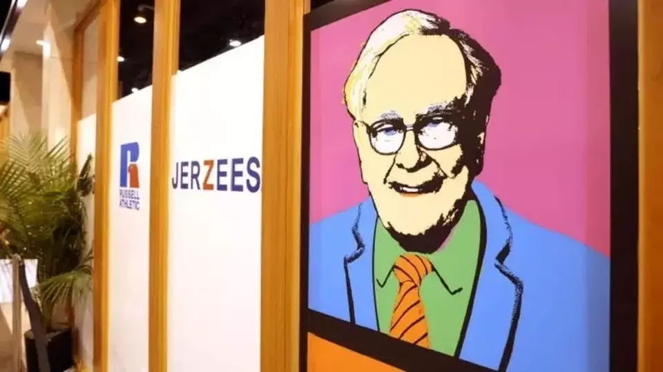 Ilustrasi CEO Berkshire Hathaway Warren Buffett yang mirip Andy Warhol dipajang pada pertemuan tahunan tatap muka pertama sejak 2019 dari Berkshire Hathaway Inc. di Omaha, Nebraska, Amerika Serikat pada 30 April 2022. (Foto: Scott Morgan / Reuters)