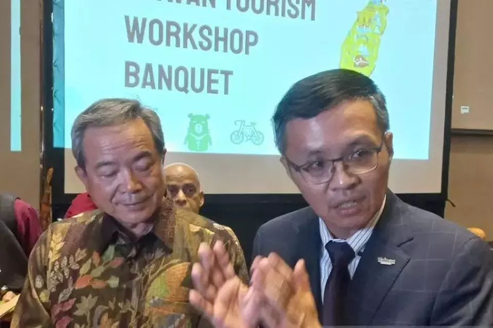 Perwakilan Kantor Dagang dan Ekonomi (KDEI) Taipei John Cen (kiri) dan Direktur Biro Pariwisata Taipei Abe Chou (kanan) pada acara workshop di Jakarta pada 27 Februari 2023. (Foto: ANTARA/Cindy Frishanti)