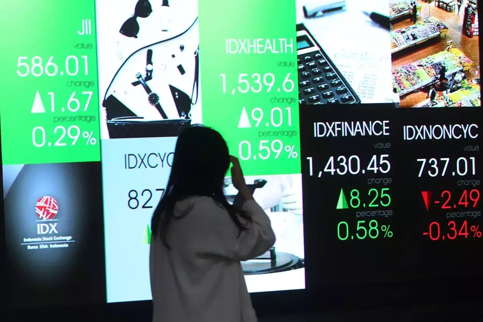 Pengunjung melihat pergerakan harga saham di Bursa Efek Indonesia (BEI), di Jakarta. (B-Universe Photo/Mohammad Defrizal)