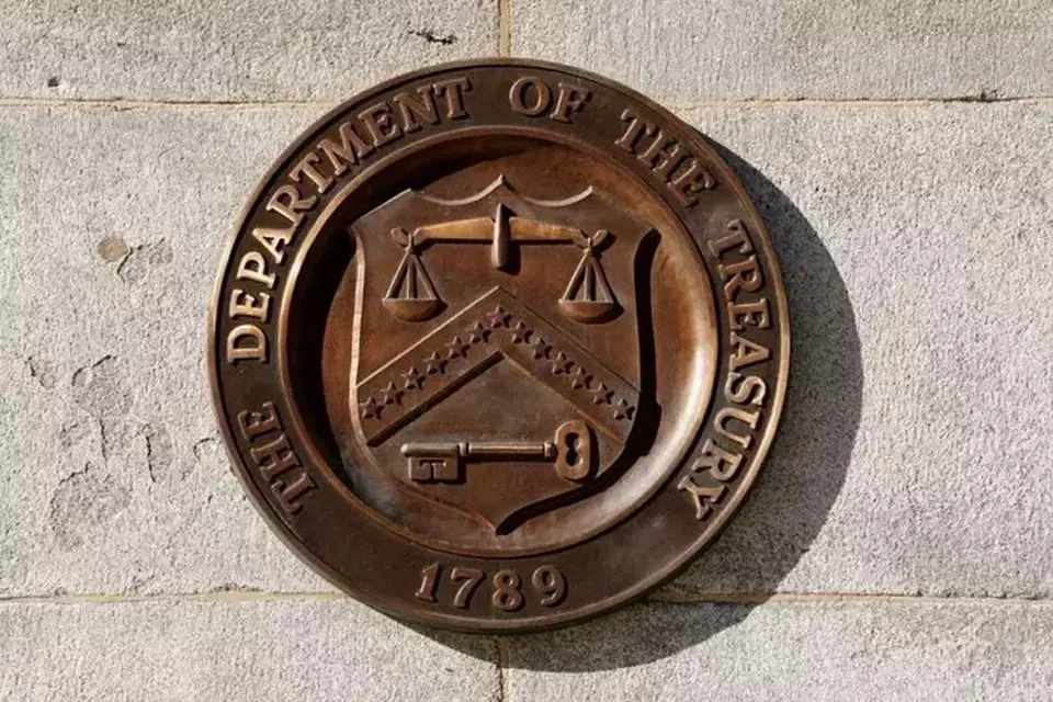 Segel perunggu untuk Departemen Keuangan diperlihatkan di Departemen Keuangan AS di Washington, Amerika Serikat (AS) pada 20 Januari 2023. (Foto: REUTERS/Kevin Lamarque)