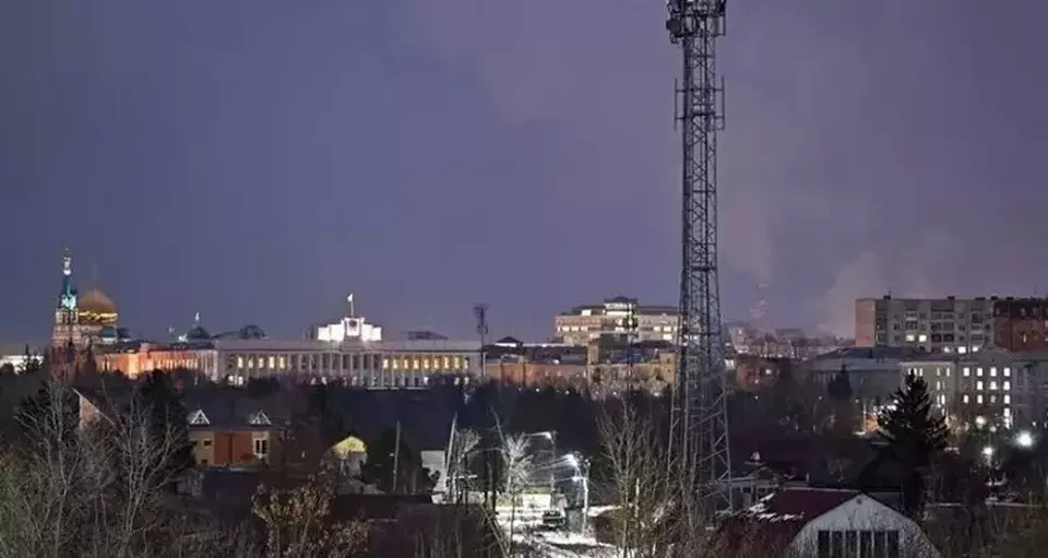 Tampak menara komunikasi di Omsk, Rusia pada 8 November 2022. (Foto: REUTERS/Alexey Malgavko)