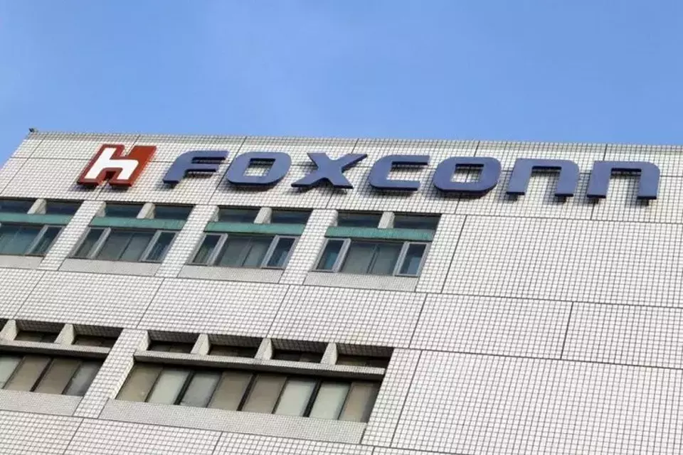 Logo Foxconn terlihat di gedung kantor pusat di Tucheng, Taipei, Taiwan pada 25 Mei 2010. (Foto: REUTERS/Nicky Loh)