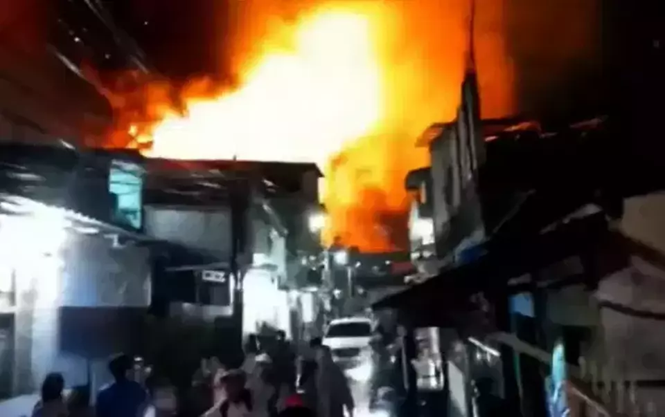 Ratusan warga panik berhamburan menjauh dari api yang membakar perkampungan padat di kawasan Plumpang, Jakarta Utara, Jumat (3/3/2023) malam. (Foto: Tangkapan Layar/Beritasatu.com)