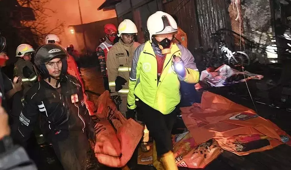 insiden kebakaran pipa bahan bakar minyak yang terjadi di Depo Pertamina Plumpang, Jakarta Utara, Jumat malam (3/3/2023).
Sumber: Antara