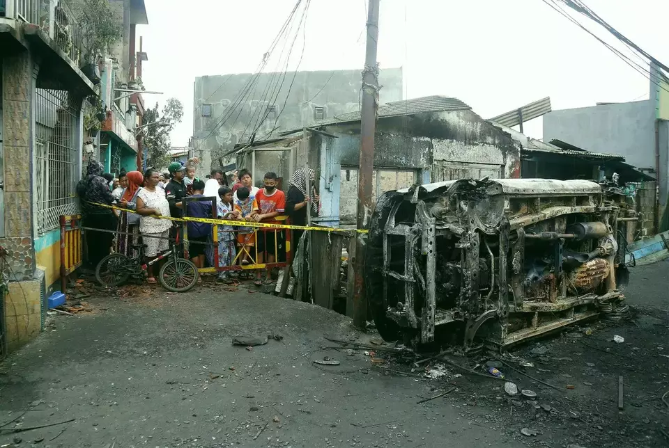Warga berada di permukiman yang hangus terbakar pascakebakaran Depo Pertamina Plumpang di Jalan Koramil, Rawa Badak Selatan, Koja, Jakarta, Sabtu (4/3/2023). Terminal BBM (TBBM) Pertamina di Plumpang, Jakarta Utara mengalami kebakaran pada Jumat (3/3/2023). Sedikitnya 17 orang meninggal dunia dan puluhan lainnya terluka, mayoritas warga yang tinggal di buffer zone TBBM Plumpang. B Universe Photo/Joanito De Saojoao.