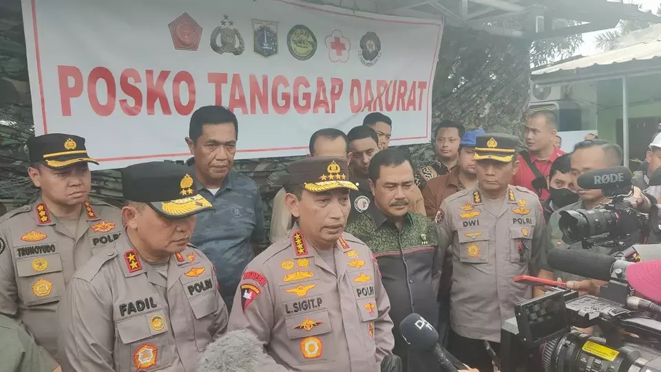  Kapolri Jenderal Pol Listyo Sigit Prabowo meninjau Posko Tanggap Darurat dan lokasi pemukiman warga Kampung Tanah Merah, Plumpang, Jakarta Utara yang mengalami kebakaran Depo Pertamina Plumpang pada Sabtu (4/3/2023). (Beritasatu Photo/Hendro Situmorang)
