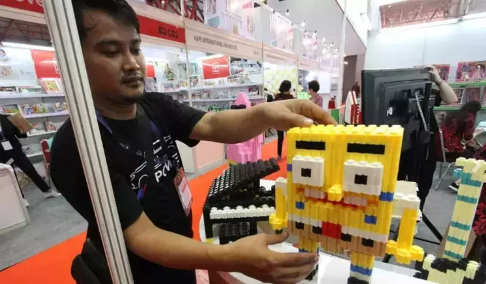 Pengunjung melihat produk mainan saat pameran. (B Universe Photo/Mohammad Defrizal)