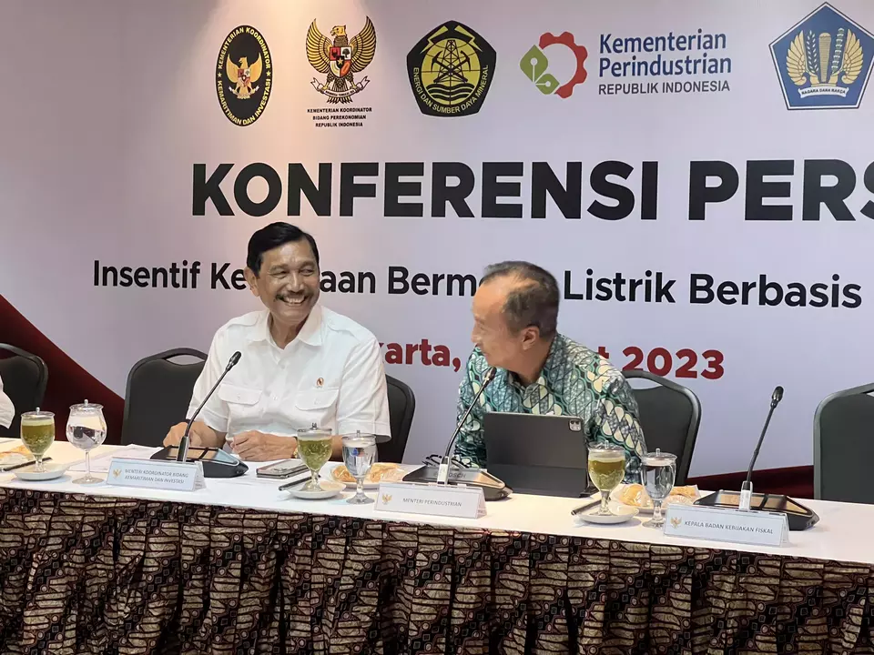 Pemerintah secara resmi menyampaikan bantuan berupa subsidi untuk pembelian kendaraan bermotor listrik berbasis baterai (KBLBB) yakni mobil listrik, motor listrik dan bus listrik yang akan efektif mulai tanggal 20 Maret 2023. Hal ini dipaparkan oleh Menteri Koordinator Bidang Kemaritiman dan Investasi (Menko Marves) Luhut Binsar Pandjaitan.