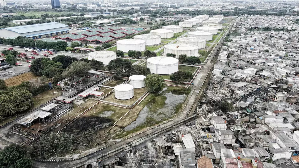Foto udara Depo Pertamina Plumpang yang berbatasan dengan pemukiman, pasca kebakaran yang merembet ke pemukiman warga di Kawasan Tanah Merah,Rawa Badak Selatan, Jakarta Utara Sabtu (6/3/2023). Menteri BUMN Erick Thohir segera siapkan rencana pemindahan Depo Pertamina Plumpang ke area milik Pelindo. Erick juga akan merelokasi kawasan pemukiman dari kawasan Terminal Bahan Bakar Minyak (TBBM) Plumpang sekaligus menetapkan Buffer Zone atau zona aman di sekitar TBBM. 