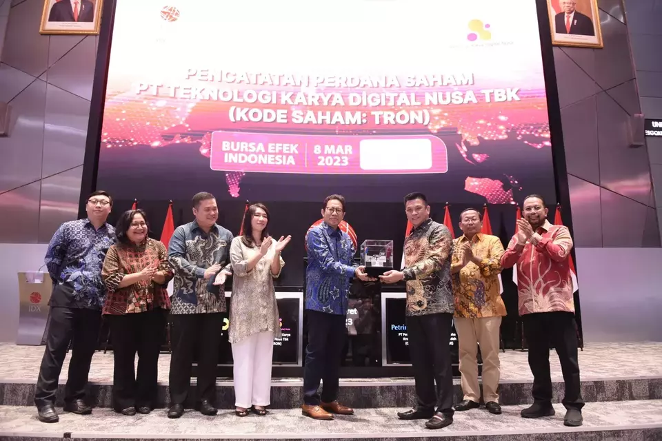 Teknologi Karya Digital Nusa (TRON) mencatatkan saham perdana di BEI