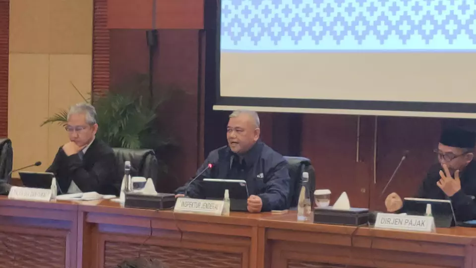 Inspektur Jenderal Kementerian Keuangan (Kemenkeu) Awan Nurmawan Nuh (tengah) dalam konferensi pers tindak lanjut penanganan RAT, di gedung Kementerian Keuangan, Jakarta, Rabu (8/3/2023).

