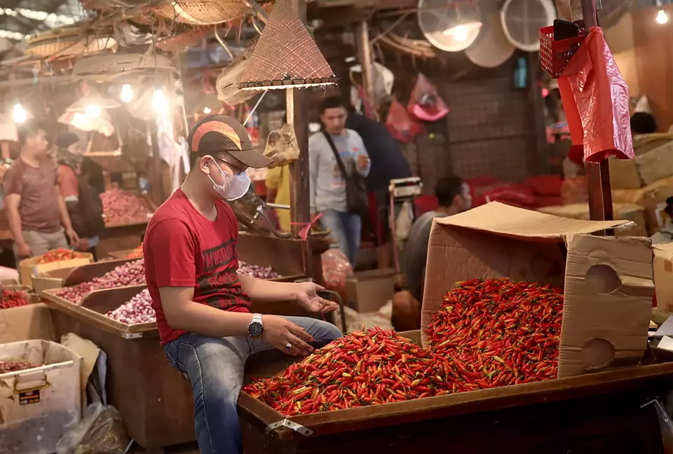 Pedagang cabai di pasar tradisional. (B-Universe/Joanito de Saojoao)