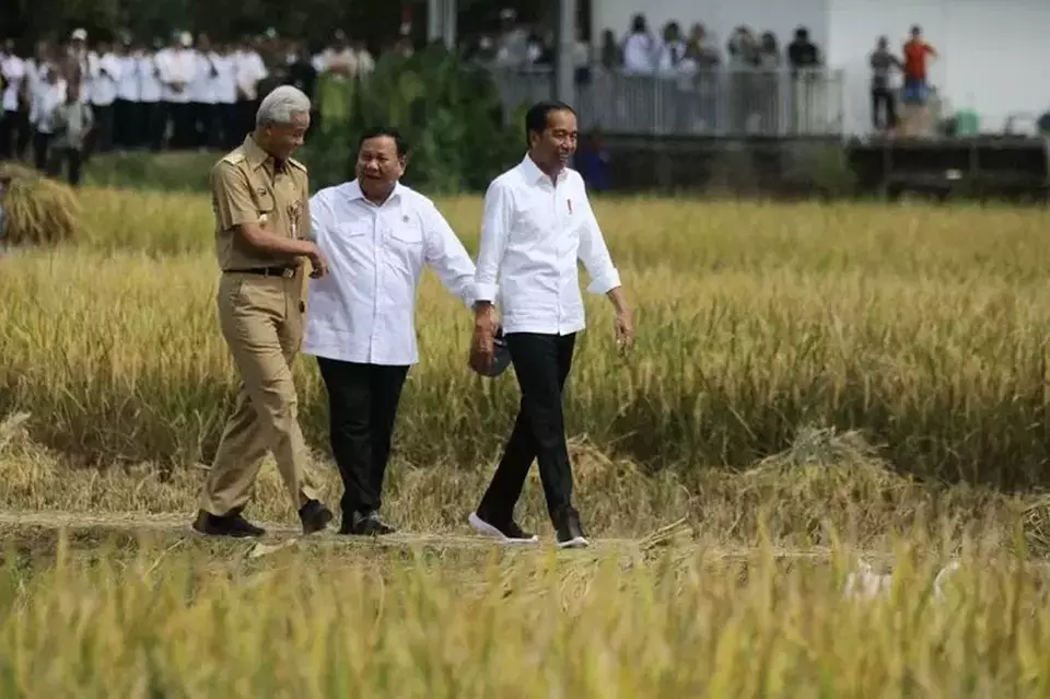 Presiden Jokowi (kanan) bersama Menhan Prabowo Subianto (tengah) dan Gubernur Jateng Ganjar Pranowo di lokasi panen raya padi di Desa Lajer, Kecamatan Ambal, Kabupaten Kebumen, Provinsi Jawa Tengah. (Foto: Instagram/@ganjar_pranowo)