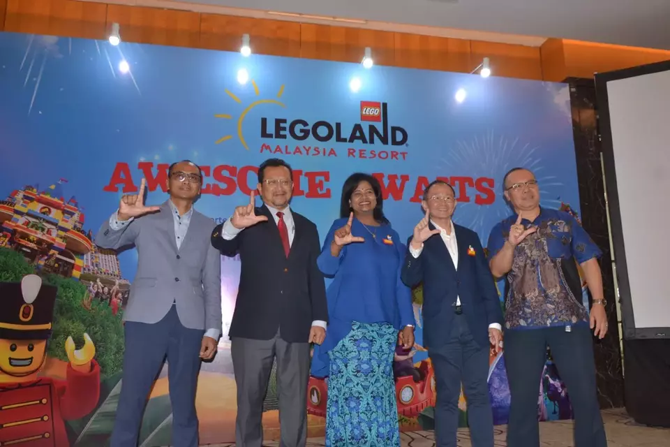 Direksi Legoland, Director of Sales and Marketing Legoland Malaysia Resort, Thila Munusamy (tengah), di Jakarta, Rabu (8/3/2023).