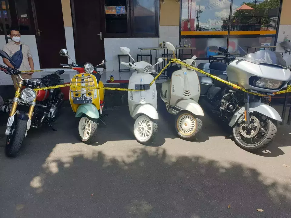 Penyidik Satreskrim Polresta Malang Kota, Jawa Timur menyita 5 kendaraan roda dua jenis vespa dan moge milik Wahyu Kenzo, Sabtu 11 Maret 2023. 