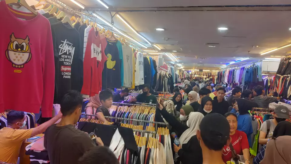 Penjualan pakaian bekas di Pasar Senen, Jakarta Pusat. (Foto: B-Universe/Herman)