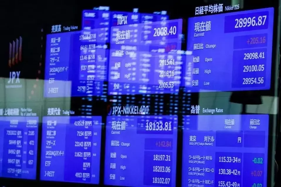 Monitor yang menampilkan harga indeks saham dan nilai tukar yen Jepang terhadap dolar Amerika Serikat (AS) di Bursa Efek Tokyo di Tokyo, Jepang pada 4 Januari 2022. (Foto: REUTERS/Issei Kato/File Foto)