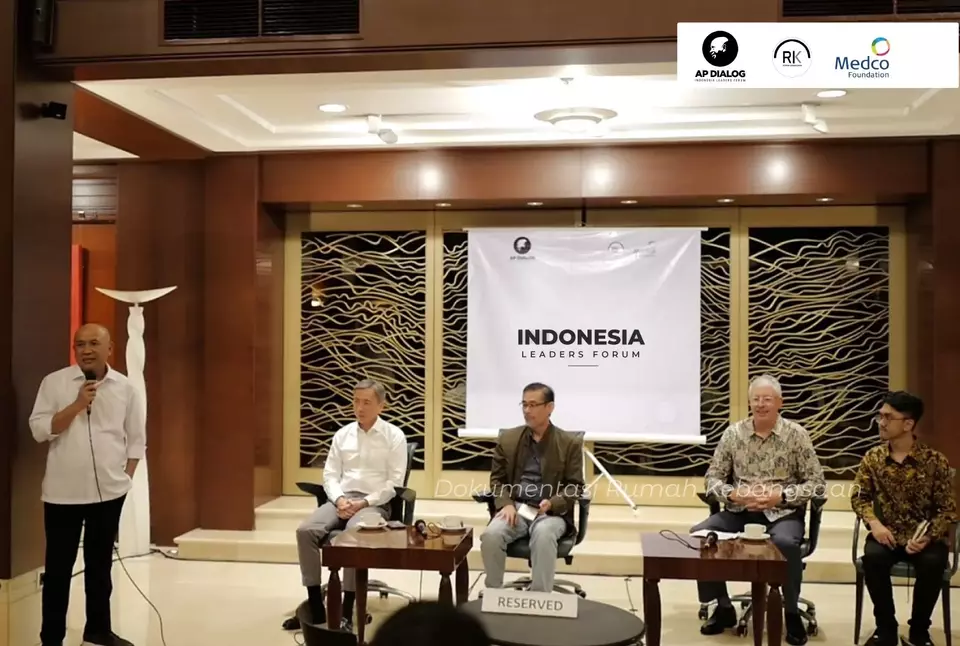 Acara Arifin Panigoro (AP) Dialog bertemakan "Indonesia Sustainable Growth 2023: Survival Amid Global Uncertainties", yang diselenggarakan Rumah Kebangsaan dan Pijar Foundation dengan menghadirkan Managing Director PT. Verdhana Sekuritas Heriyanto Irawan (kedua dari kiri) dan George Westerman dari Massachusetts Institute of Technology (MIT) (kedua dari kanan), serta Menteri Koperasi dan UKM Teten Masduki (kiri). (Foto: Istimewa)