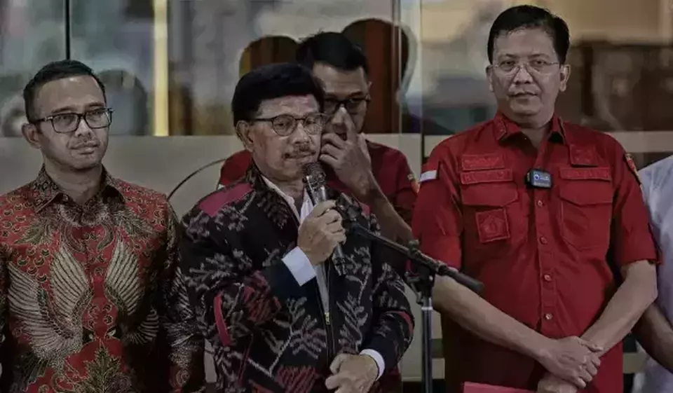 Menteri Komunikasi dan Informatika atau Menkominfo Johnny G Plate (tengah), didampingi Direktur Penyidikan Jampidsus Kejagung Kuntadi (kanan), memberikan keterangan pers usai diperiksa di gedung bundar Kejaksaan Agung Jakarta Selatan, Rabu (15/3/2023). (B-Universe Photo / Joanito De Saojoao)