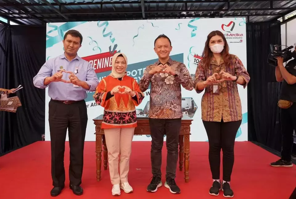 Komisaris Utama TelkoMedika Dwi Sulistiani (kedua dari kiri) berfoto bersama dengan Direktur Utama TelkoMedika Dicky Anfiadi (kedua dari kanan), usai peresmian Klinik dan Apotek TelkoMedika di Jl. Kenari, Yogyakarta (10/3). (Foto : Dok. Telkom)