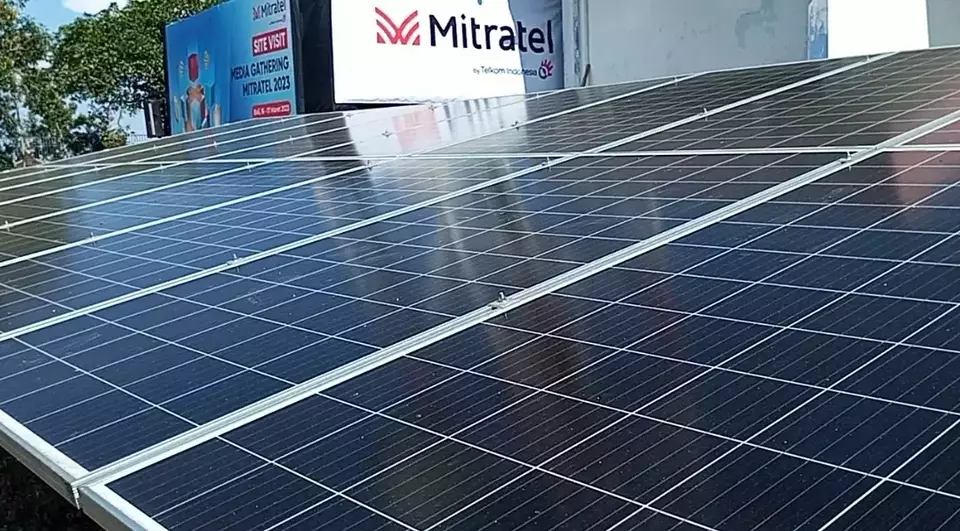 solar panel di menara PT Dayamitra Telekomunikasi Tbk (Mitratel/MTEL)
