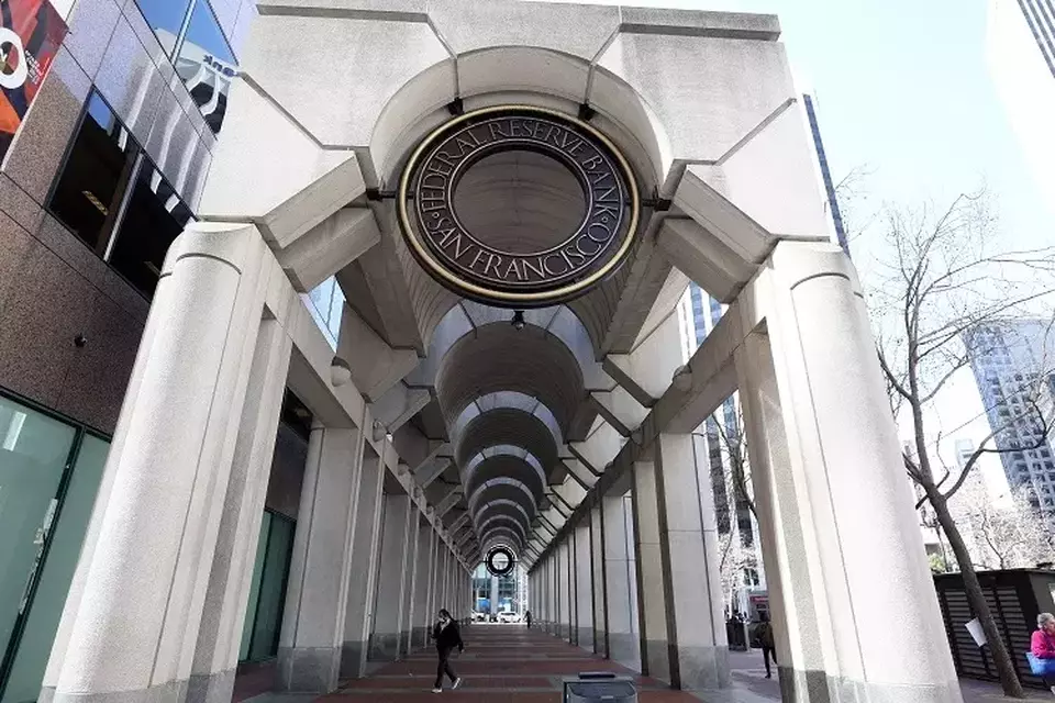 Federal Reserve Bank of San Francisco pada 16 Maret 2023 di San Francisco, California, Amerika Serikat. Federal Reserve sedang mempertimbangkan kembali bagaimana pengawasan bank menyusul jatuhnya Silicon Valley Bank (SVB) satu minggu lalu. (Foto: Justin Sullivan/Getty Images/AFP)
