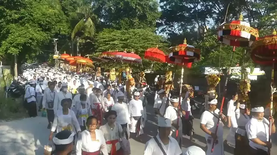 Jelang Perayaan Nyepi Umat Hindu Bali Gelar Melasti