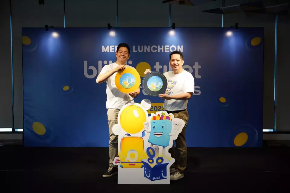 Co-Founder dan Chief Marketing tiket.com Gaery Undarsa  dan Chief Marketing Officer Blibli Edward Kilian Suwignyo (kanan) saat memperkenalkan inovasi baru "Blibli Tiket Rewards". (Foto: Istimewa) 
